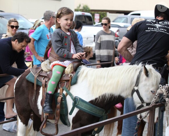 Jennifer Garner a emmené Violet et Seraphina au Farmers Market, le 8 avril 2013 à Pacific Palisades - Seraphina, toujours aussi mignonne, en a profité pour faire du poney