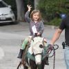 Jennifer Garner a emmené Violet et Seraphina au Farmers Market, le 8 avril 2013 à Pacific Palisades - Seraphina en a profité pour faire du poney et elle se débrouille comme un chef