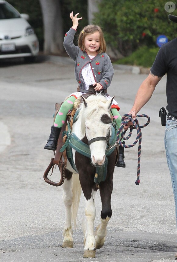 Jennifer Garner a emmené Violet et Seraphina au Farmers Market, le 8 avril 2013 à Pacific Palisades - Seraphina en a profité pour faire du poney et elle se débrouille comme un chef