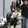Jennifer Garner a emmené Violet et Seraphina au Farmers Market, le 8 avril 2013 à Pacific Palisades - Seraphina en a profité pour faire du poney