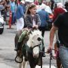Jennifer Garner a emmené Violet et Seraphina au Farmers Market, le 8 avril 2013 à Pacific Palisades - Seraphina en a profité pour faire du poney