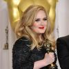 Adele pose avec l'Oscar de la meilleure chanson pour Skyfall, à la 85e cérémonie des Oscars à Hollywood, le 24 février 2013.
