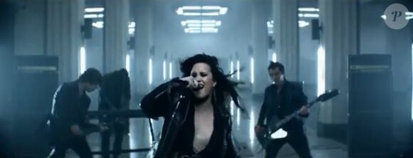 La chanteuse Demi Lovato, débordante d'énergie dans le clip de Heart Attack, titre présent sur son 4e opus intitulé Demi, dans les bacs le 14 mai 2013.