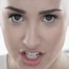 La jolie Demi Lovato, débordante d'énergie dans le clip de Heart Attack, titre présent sur son 4e opus intitulé Demi, dans les bacs le 14 mai 2013.