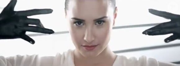 Demi Lovato, débordante d'énergie dans le clip du titre Heart Attack, titre présent sur son 4e opus intitulé Demi, dans les bacs le 14 mai 2013.