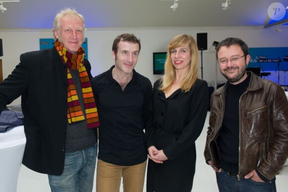Riff Reb's, Christophe Blain, Barbara Carlotti, Riad Sattouf lors de la cérémonie du 1er Prix de la BD Fnac, attribué à Riff Reb's pour Le Loup des mers, à Paris le 9 avril 2013.