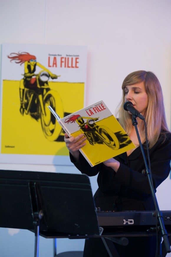 Barbara Carlotti profitait de la cérémonie du 1er Prix Fnac de la BD, attribué à Riff Reb's pour Le Loup des mers, pour présenter avec Christophe Blain leur bande dessinée musicale La Fille, à Paris le 9 avril 2013.