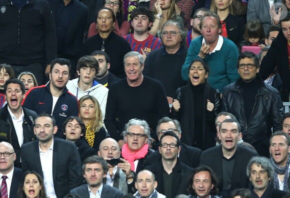 Michaël Youn, Isabelle Funaro, Jean Claude Darmon, Hoda Roche et Pascal Elbé lors du match entre le Paris Saint-Germain et le FC Barcelone au Camp Nou de Barcelone le 10 avril 2013 en quart de finale de Ligue des Champions (1-1)