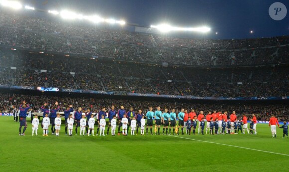 Les deux équipes réunies avant le coup d'envoi du match entre le Paris Saint-Germain et le FC Barcelone au Camp Nou de Barcelone le 10 avril 2013 en quart de finale de Ligue des Champions (1-1)