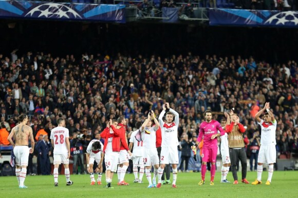 Les Parisiens saluent leur public après le match entre le Paris Saint-Germain et le FC Barcelone au Camp Nou de Barcelone le 10 avril 2013 en quart de finale de Ligue des Champions (1-1)