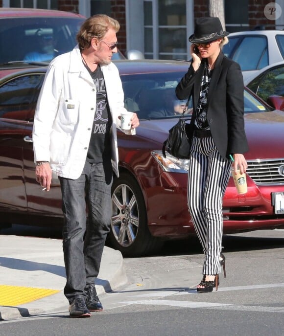 Exclu - Johnny Hallyday et sa femme Laeticia font escale dans un café de Beverly Hills, le 9 avril 2013.