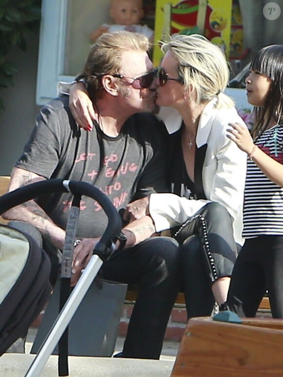 Johnny Hallyday et sa femme Laeticia très tendres en compagnie de leur fille Jade, le 7 avril 2013.
