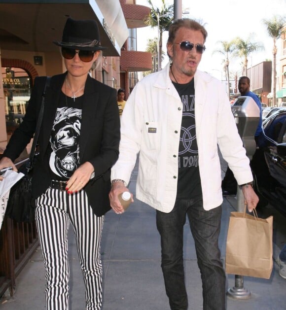 Johnny et sa femme Laeticia Hallyday en balade à Beverly Hills, le 9 avril 2013.