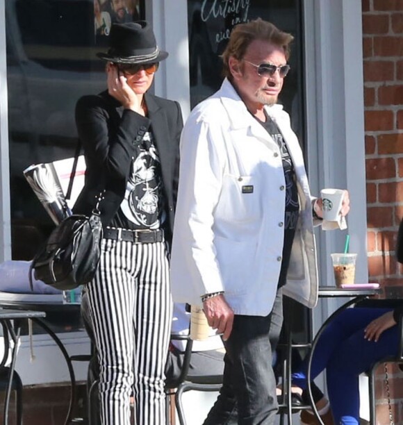 Exclu - Johnny Hallyday et Laeticia se sont arrêtés chez Starbucks à Beverly Hills, le 9 avril 2013.