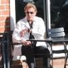 Exclu - Johnny Hallyday en terrasse à Beverly Hills, le 9 avril 2013.