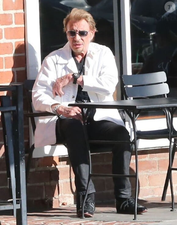 Exclu - Johnny Hallyday en terrasse à Beverly Hills, le 9 avril 2013.