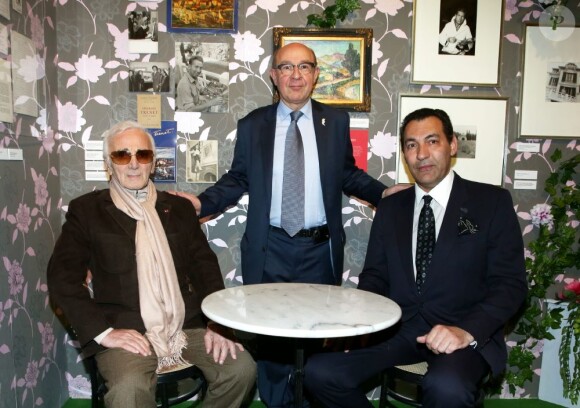 Charles Aznavour, Jacques Pessis et Georges El Assidi - Vernissage de l'exposition "Trenet : Le Fou chantant de Narbonne à Paris" à la Galerie des Bibliothèques à Paris, le 11 avril 2013.