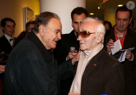 Guy Béart et Charles Aznavour - Vernissage de l'exposition "Trenet : Le Fou chantant de Narbonne à Paris" à la Galerie des Bibliothèques à Paris, le 11 avril 2013.