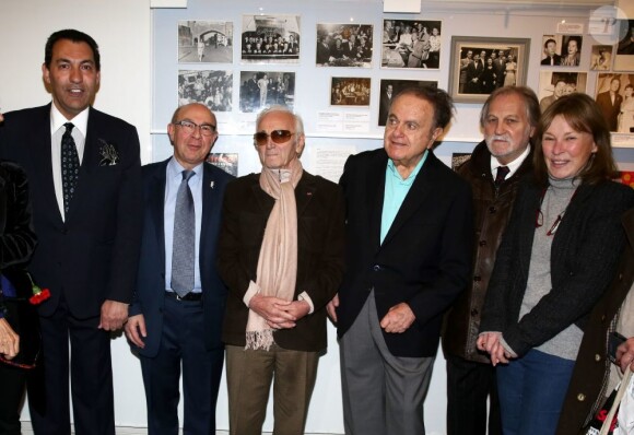 Georges El Assidi, Jacques Pessis, Charles Aznavour, Guy Béart, Jean-Jacques Debout et Kitty Bécaud - Vernissage de l'exposition "Trenet : Le Fou chantant de Narbonne à Paris" à la Galerie des Bibliothèques à Paris, le 11 avril 2013.