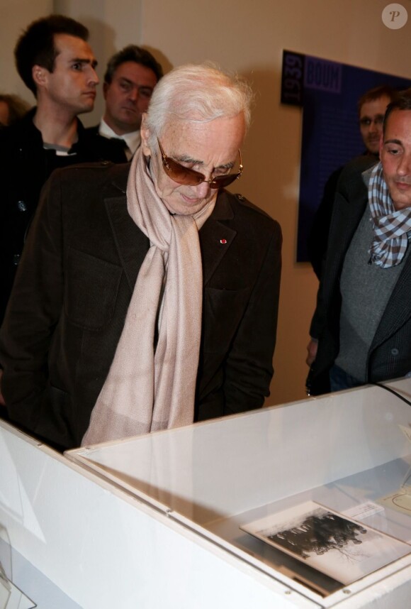 Charles Aznavour - Vernissage de l'exposition "Trenet : Le Fou chantant de Narbonne à Paris" à la Galerie des Bibliothèques à Paris, le 11 avril 2013.