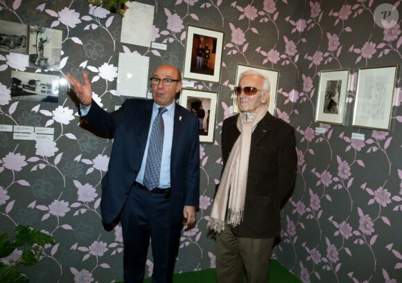 Jacques Pessis et Charles Aznavour - Vernissage de l'exposition "Trenet : Le Fou chantant de Narbonne à Paris" à la Galerie des Bibliothèques à Paris, le 11 avril 2013.