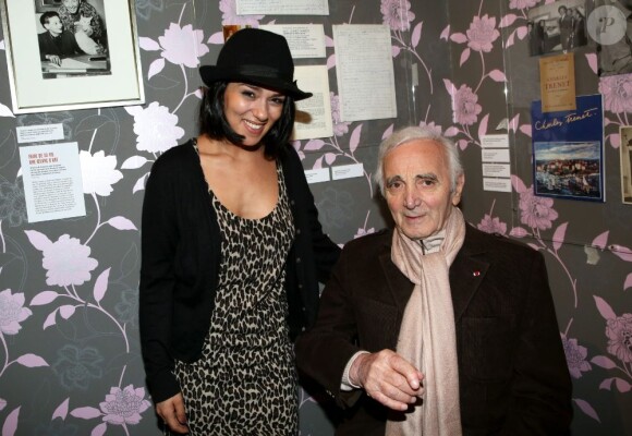 Sonia Lacen et Charles Aznavour - Vernissage de l'exposition "Trenet : Le Fou chantant de Narbonne à Paris" à la Galerie des Bibliothèques à Paris, le 11 avril 2013.