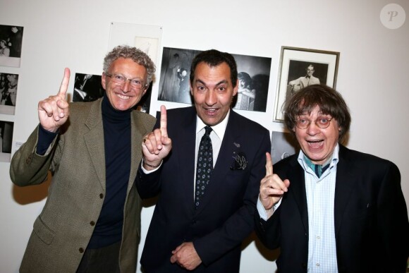 Nelson Monfort, Georges El Assidi et Cabu - Vernissage de l'exposition "Trenet : Le Fou chantant de Narbonne à Paris" à la Galerie des Bibliothèques à Paris, le 11 avril 2013.