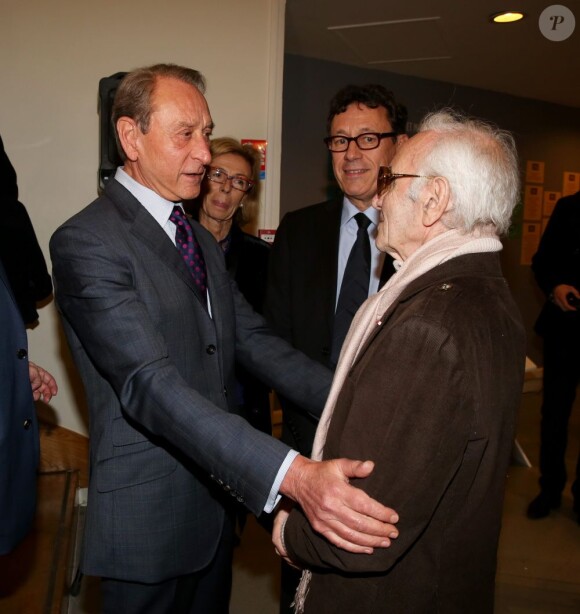 Bertrand Delanoë et Charles Aznavour - Vernissage de l'exposition "Trenet : Le Fou chantant de Narbonne à Paris" à la Galerie des Bibliothèques à Paris, le 11 avril 2013.
