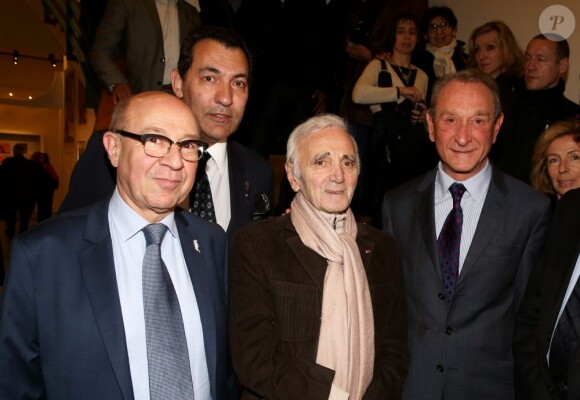 Jacques Pessis, Georges El Assidi, Charles Aznavour, Bertrand Delanoë - Vernissage de l'exposition "Trenet : Le Fou chantant de Narbonne à Paris" à la Galerie des Bibliothèques à Paris, le 11 avril 2013.