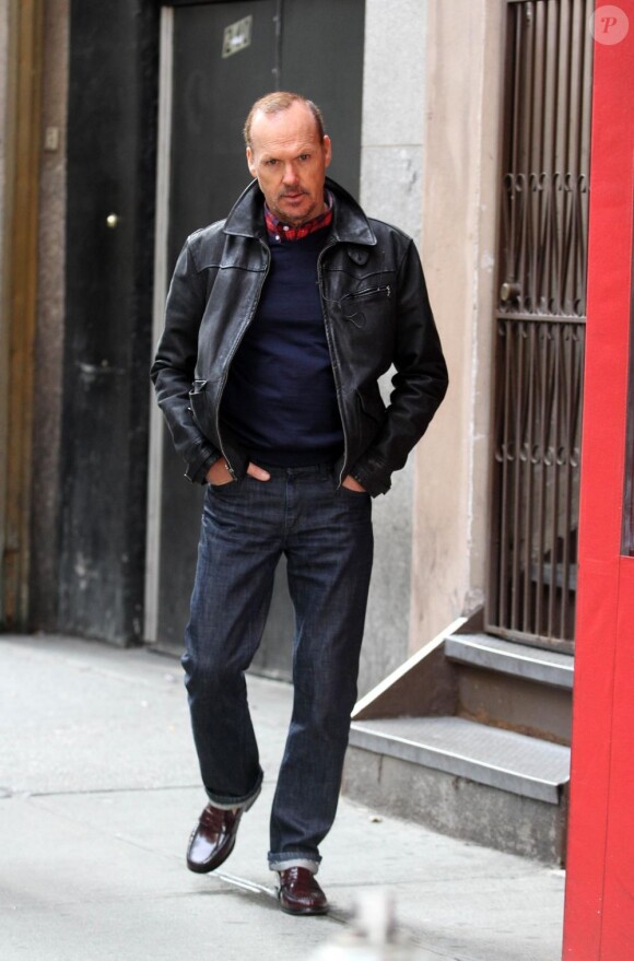 Michael Keaton dans les rues de New York le 1er avril 2013 pour le tournage de Birdman.
