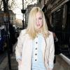 Fearne Cotton quitte les studios de Radio 1. A Londres le 12 avril 2013. Elle portait une robe marinière blanche et turquoise de la marque Very.co.ok.