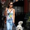 Olivia Wilde promène son chien à New York le 9 avril 2013. La star portait des chaussures Reebok aux pieds, un sac bandoulière Proenza Schouler, une paire de lunettes Ray-Ban et un pantalon Paige Denim aux imprimés bicyclette.