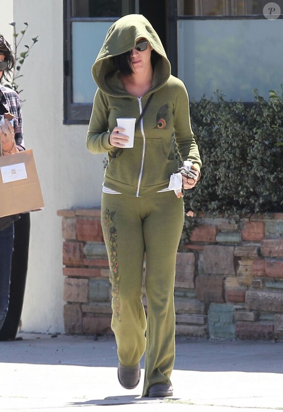 Katy Perry dans les rues de Westwood, le 10 avril 2013. La chanteuse a fait un terrible fashion faux-pas avec ce survêtement vert.