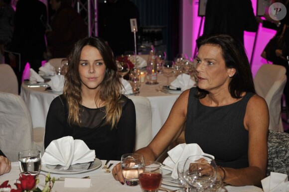 Pauline Ducruet avec sa mère la princesse Stéphanie lors d'un gala en faveur de Fight Aids Monaco le 1er décembre 2012