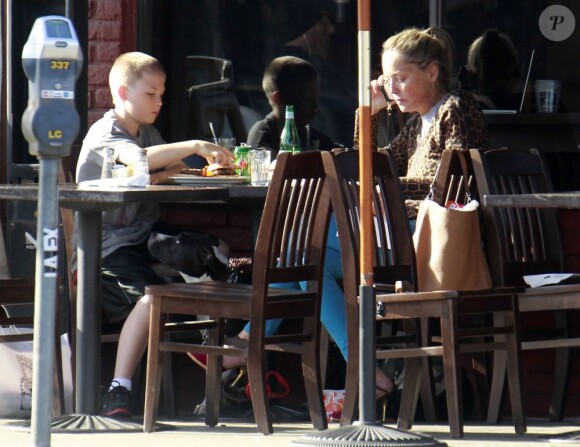 Sharon Stone et son fils Quinn déjeunent en terrasse avec leurs deux chiens au King's Road Cafe de Los Angeles le 12 avril 2013.