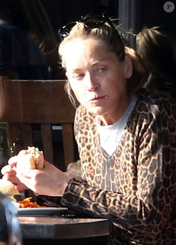 Sharon Stone avale un burger au King's Road Cafe de Los Angeles le 12 avril 2013.