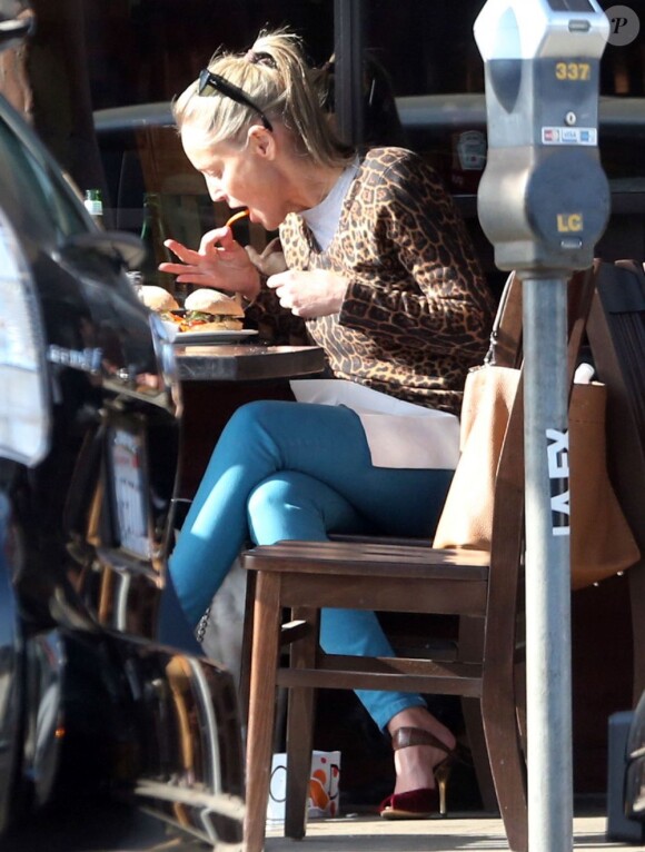 Sharon Stone déjeune avec son 3e fils au King's Road Cafe de Los Angeles le 12 avril 2013.