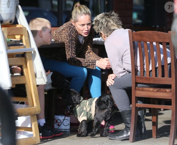 Sharon Stone et son fils Quinn au King's Road Cafe de Los Angeles le 12 avril 2013.