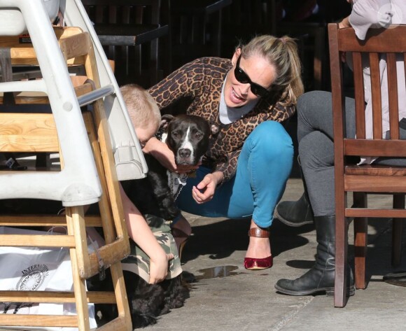 Sharon Stone et son fils Quinn avec leurs chiens au King's Road Cafe de Los Angeles le 12 avril 2013.