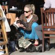 Sharon Stone et ses chiens au King's Road Cafe de Los Angeles le 12 avril 2013.