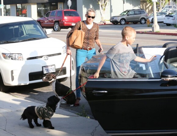 Sharon Stone et son fils Quinn repartent du King's Road Cafe de Los Angeles le 12 avril 2013.
