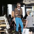 Sharon Stone et son fils Quinn se baladent avec leurs chiens à West Hollywood, Los Angeles, le 12 avril 2013.