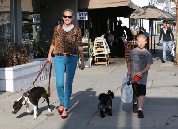 Sharon Stone et son fils Quinn baladent leurs chiens à West Hollywood, Los Angeles, le 12 avril 2013.