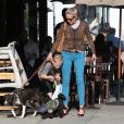 Sharon Stone, son fils Quinn et ses chiens à West Hollywood, Los Angeles, le 12 avril 2013.