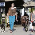 Sharon Stone et son fils Quinn se promènent avec leurs chiens à West Hollywood, Los Angeles, le 12 avril 2013.
