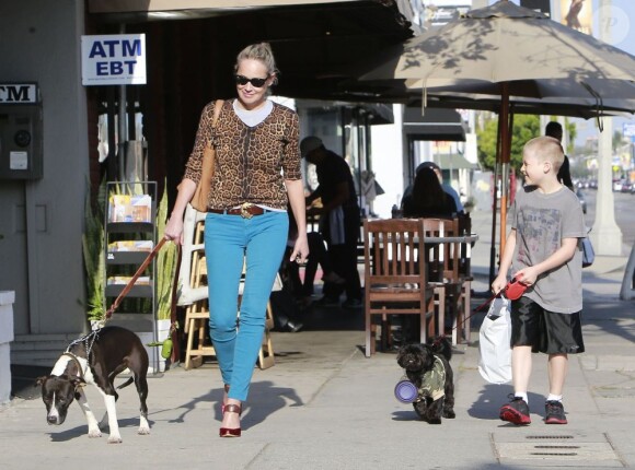 Sharon Stone et son fils Quinn se promènent avec leurs chiens à West Hollywood, Los Angeles, le 12 avril 2013.