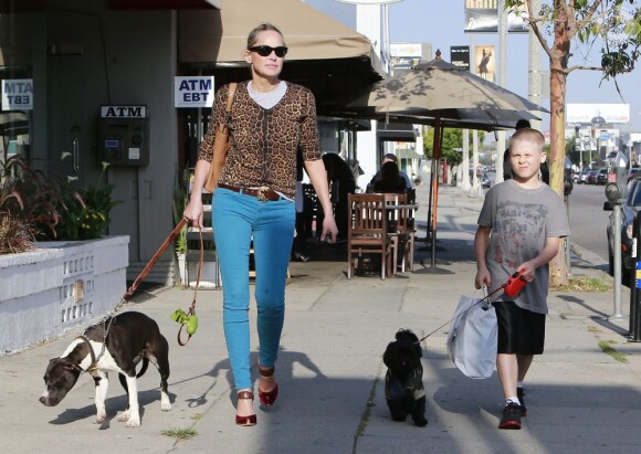 Sharon Stone et son fils Quinn à West Hollywood, Los Angeles, le 12 avril 2013.