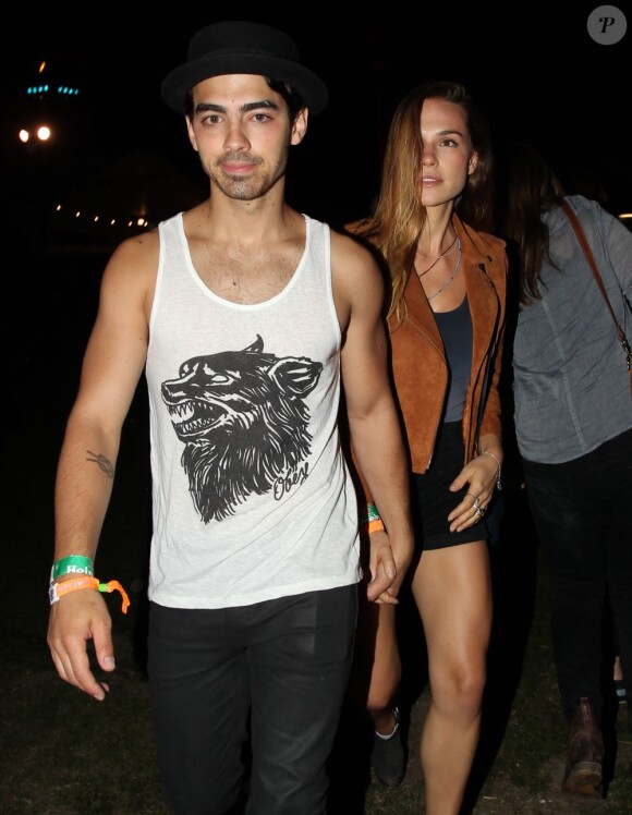 Joe Jonas marche main dans la main avec sa petite amie Blanda Eggenschwiler au Festival de Coachella à Indio, le 12 avril 2013