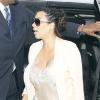 Kim Kardashian, enceinte, escortée par la police lors de son arrivée à l'aéroport de Los Angeles, le 13 avril 2013