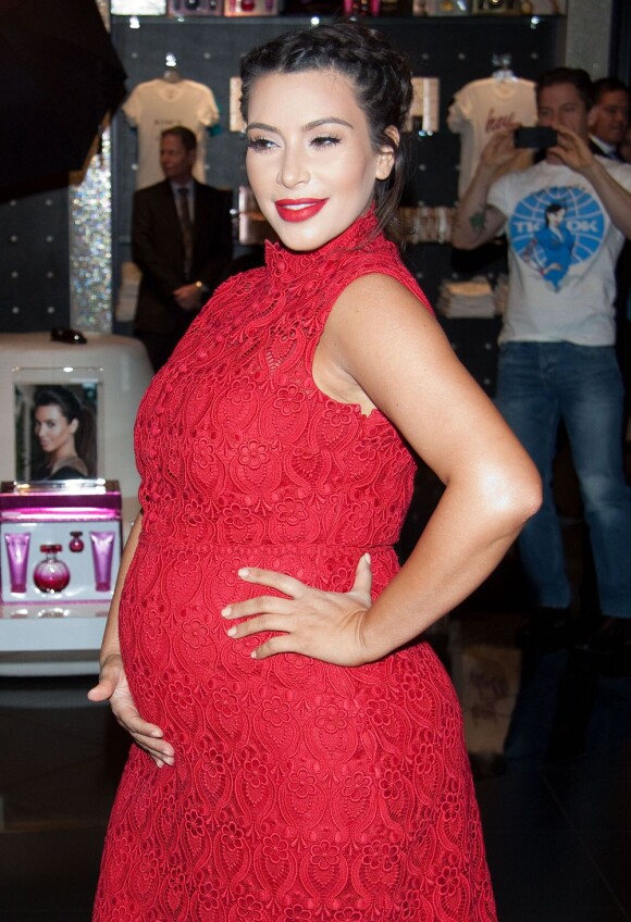 Kim Kardashian, enceinte et fière de son baby bump, lorsqu'elle présente son parfum Glam au Kardashian Khaos Store à Las Vegas, le 13 avril 2013